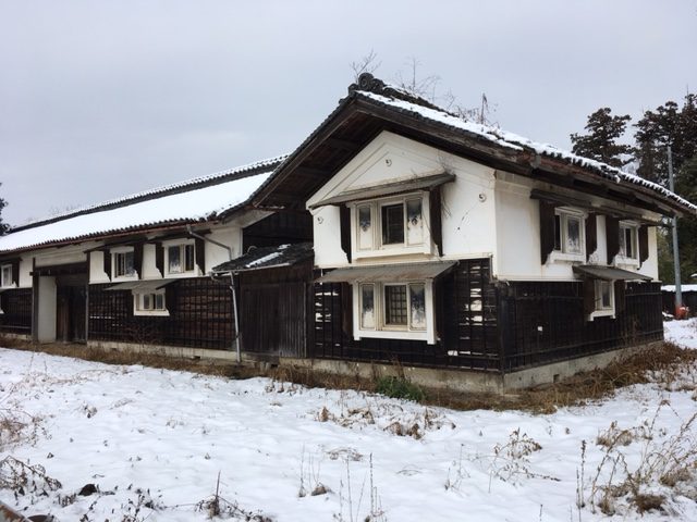 雪景色の油田