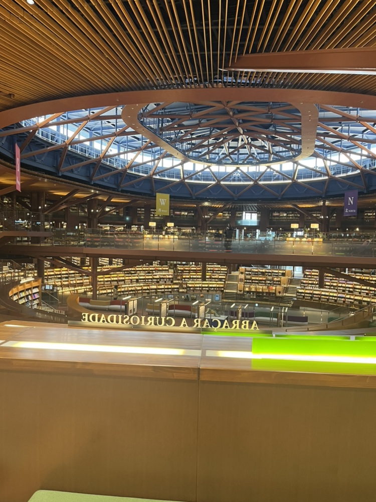 図書館史上、最も印象的な空間「石川県立図書館」