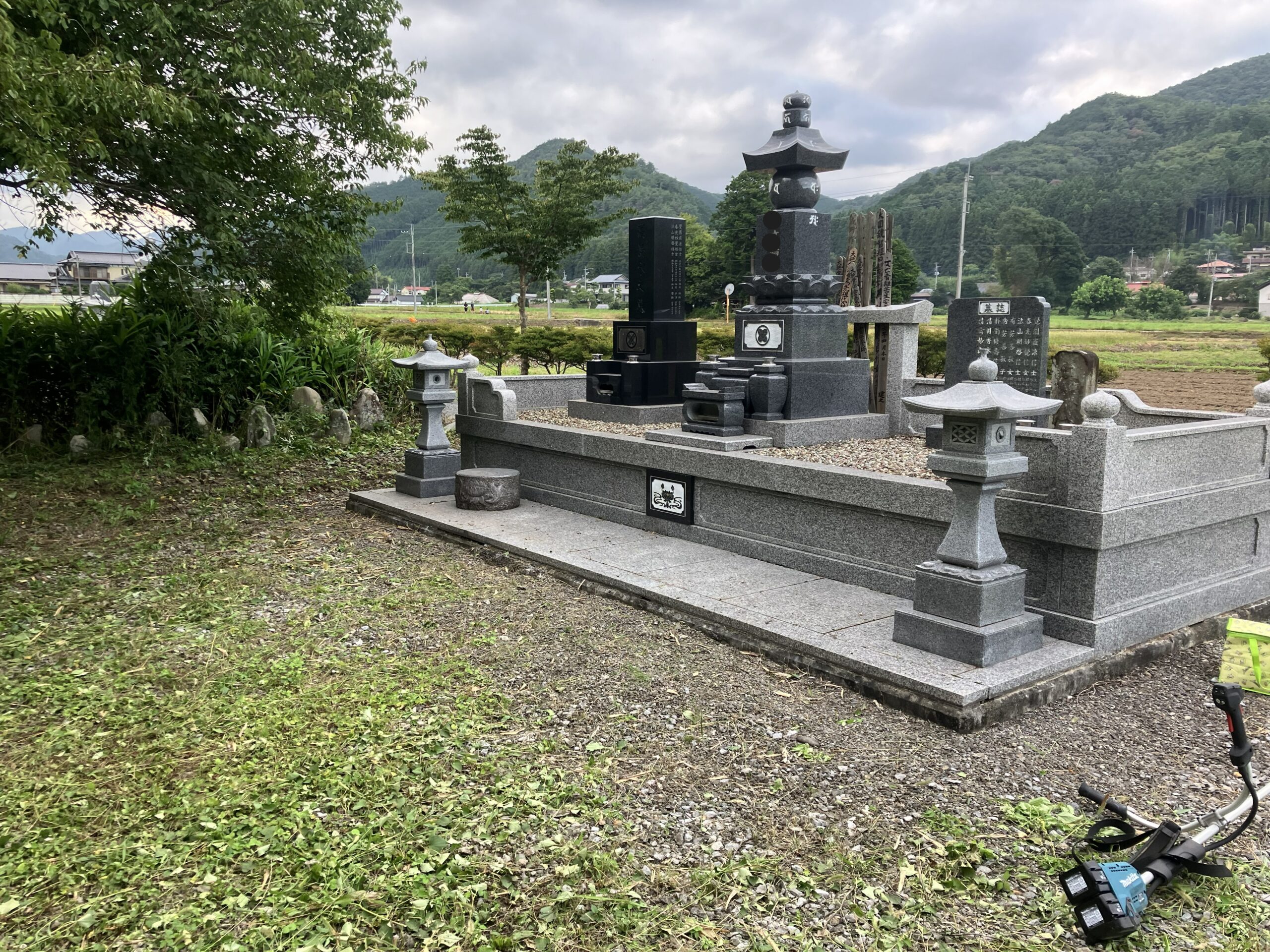 お墓周りの除草・草むしり！大自然の中での奮闘記